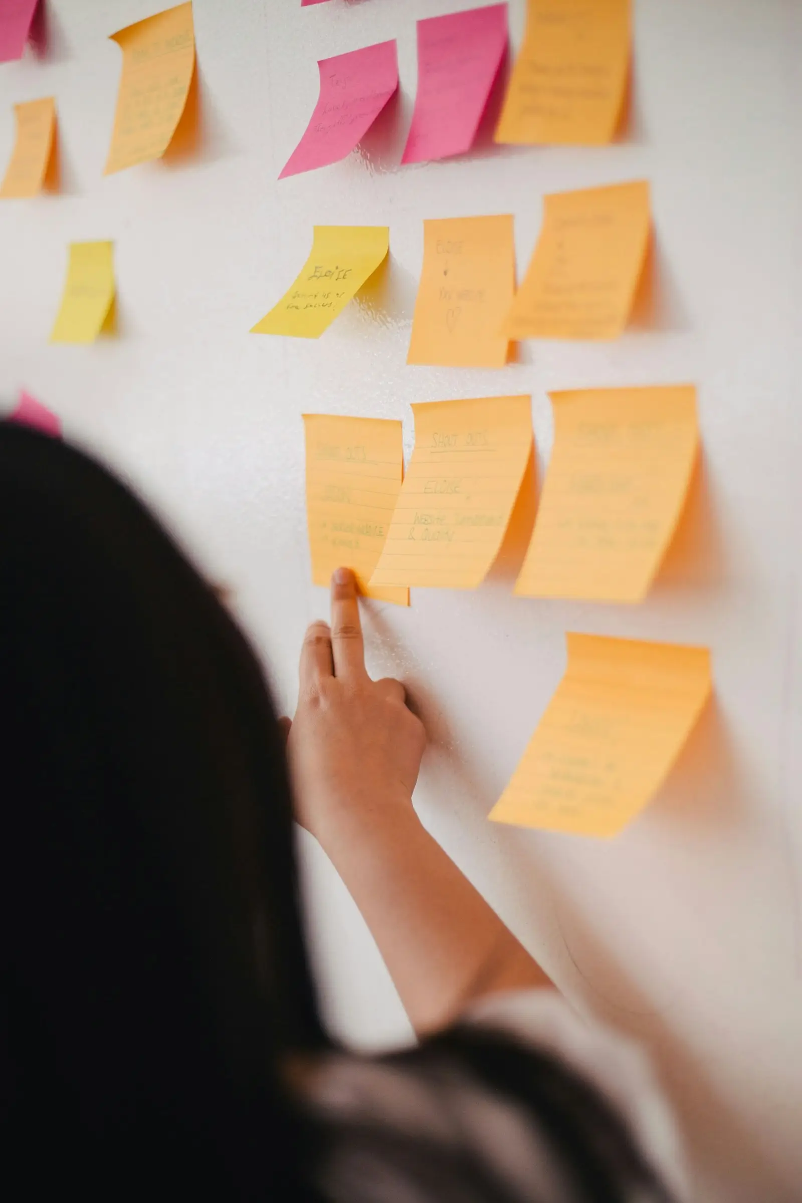 Decision Rights – The Hidden Friction in Complex Organisations | Progreziv Wall covered in colourful sticky notes from a workshop, illustrating the tangled web of decisions and accountabilities that create hidden friction in complex organisations